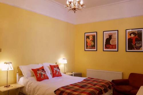 Hotel No 6 The Square Tearooms & Accommodation