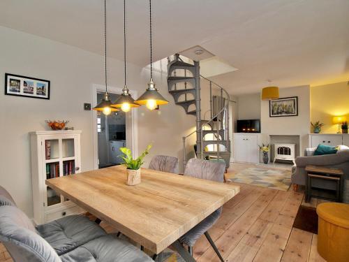 Spacious Country Cottage In Historical Canterbury