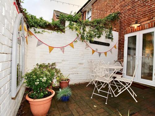 Spacious Country Cottage In Historical Canterbury