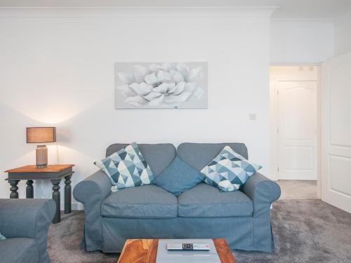Modern 2 Bedroom Apartment Next To Bay With Parking