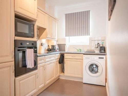 Modern 2 Bedroom Apartment Next To Bay With Parking