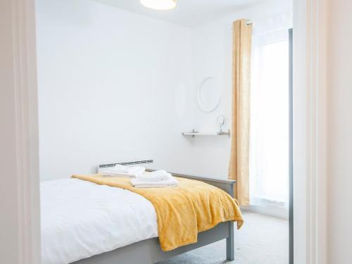 Modern 2 Bedroom Apartment Next To Bay With Parking