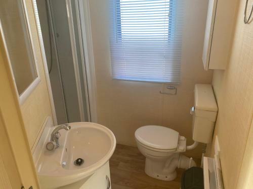 Lovely 3-bed Caravan In Clacton-on-sea