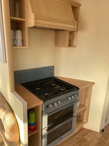 Lovely 3-bed Caravan In Clacton-on-sea