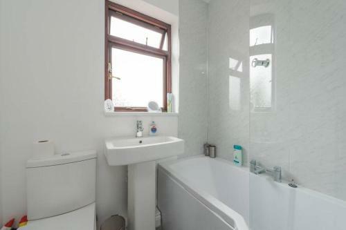 4 Bedroom House Coventry Hosted By Snoozenow