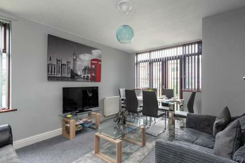 4 Bedroom House Coventry Hosted By Snoozenow