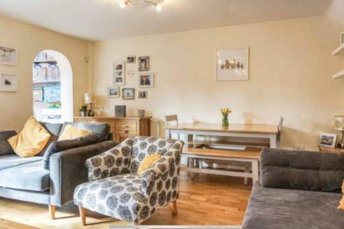 4 Bedroom House Coventry Hosted By Snoozenow