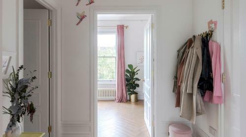Apartamento Plum Guide - The Feminine Mystique