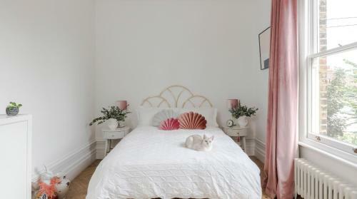 Apartamento Plum Guide - The Feminine Mystique