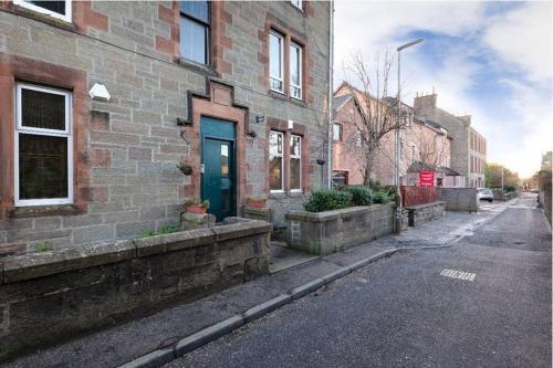 ? Quiet Ground Floor Apartment Near University ?