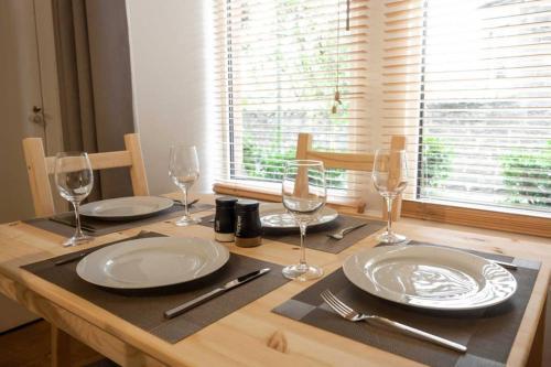 ? Quiet Ground Floor Apartment Near University ?
