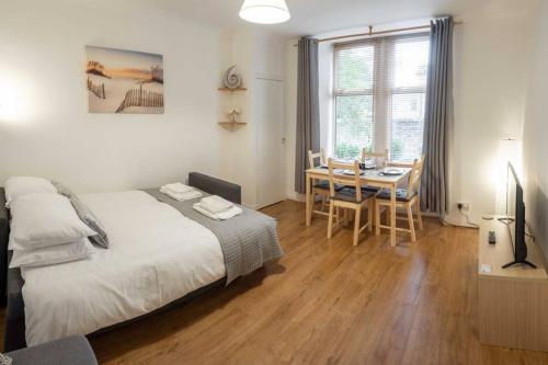? Quiet Ground Floor Apartment Near University ?