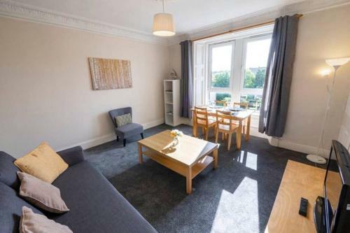 ? Bright, 2 Bedroom West End Apartment ?