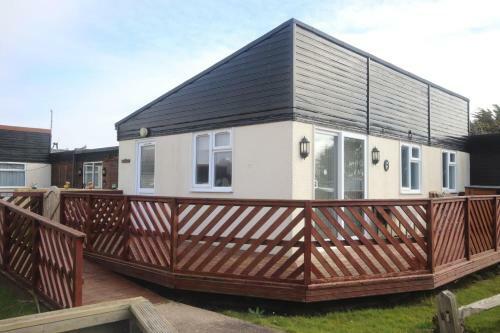 11b Medmerry Park 2 Bedroom Chalet - No Manual Workers Allowed