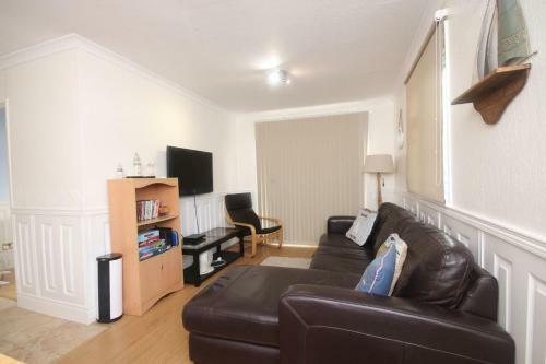11b Medmerry Park 2 Bedroom Chalet - No Manual Workers Allowed
