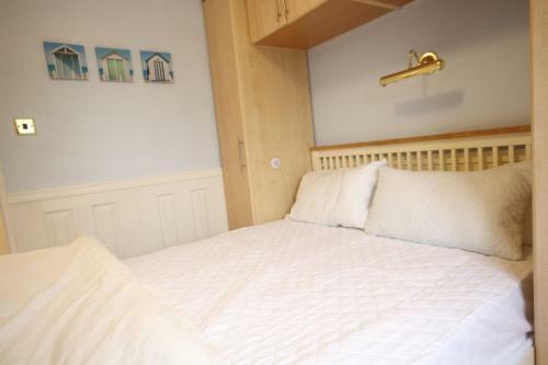 11b Medmerry Park 2 Bedroom Chalet - No Manual Workers Allowed