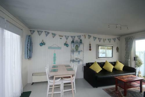 17h Medmerry Park 2 Bedroom Chalet - No Manual Workers Allowed