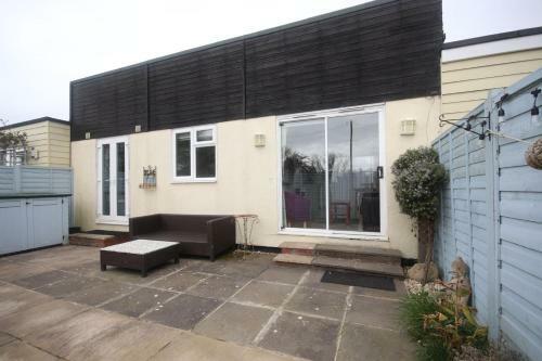 17h Medmerry Park 2 Bedroom Chalet - No Manual Workers Allowed