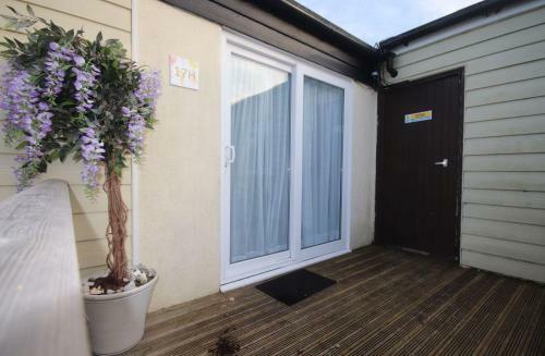 17h Medmerry Park 2 Bedroom Chalet - No Manual Workers Allowed