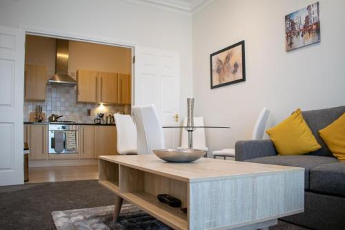 Beautifully Renovated Apartment -central Edinburgh