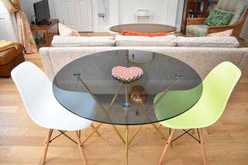 Bernard St - Bright And Spacious 1 Bed Apartment At The Shore!