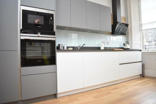 Bernard St - Bright And Spacious 1 Bed Apartment At The Shore!