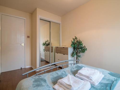 Bright & Tranquil Apartment Close To City Centre