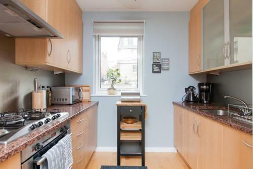 Stylish Royal Mile Apartment With Parking!