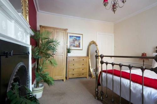 Altido Perfect Location - Stylish 2bd Rose St Apartment