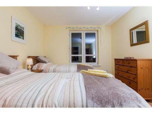 Spacious, Central Apartment. Free Parking