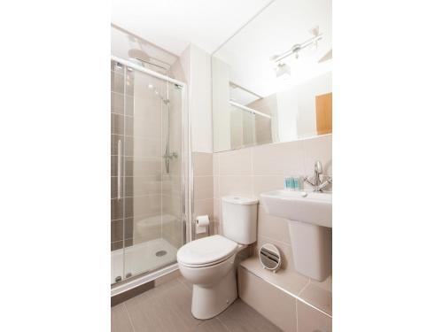 Spacious, Central Apartment. Free Parking