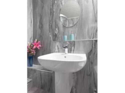 Two Bed Modern Apartment Near Haymarket