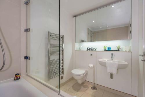 Altido Modern Yet Homely Quartermile Apartment With Elevator