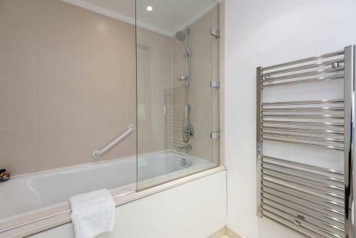 Altido Modern Yet Homely Quartermile Apartment With Elevator
