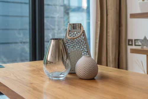 Altido Modern Yet Homely Quartermile Apartment With Elevator