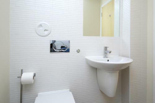 Hawkhill 9 - Contemporary Edinburgh Apartment And Secure Parking