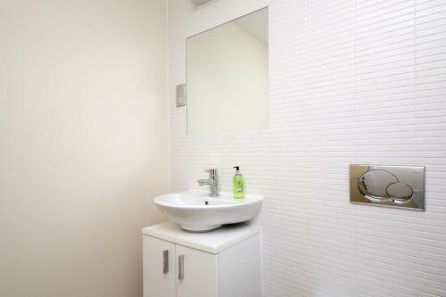 Hawkhill 9 - Contemporary Edinburgh Apartment And Secure Parking