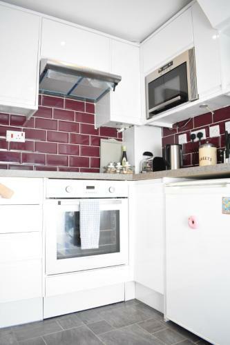 Chapel Lane - Charming Modern One Bed Apartment At The Shore!