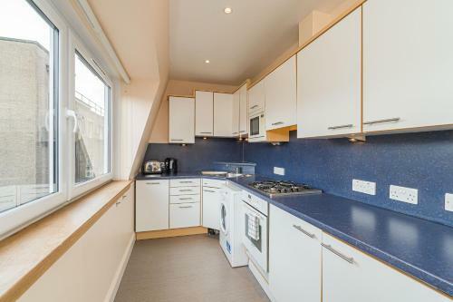 2 Bedroom Central Apartment With Stunning Castle View