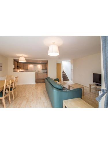 Immaculate 2 Bed House, Sleeps 6, Free Parking