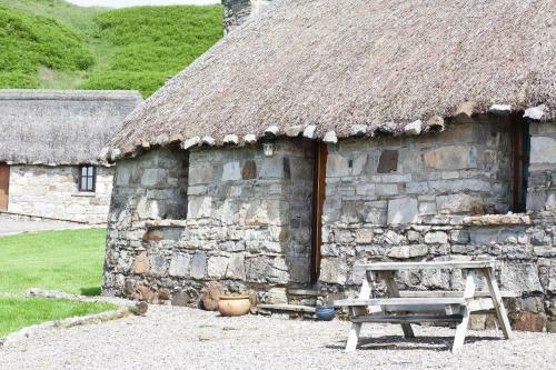 Tigh Phadraig At Marys Thatched Cottages