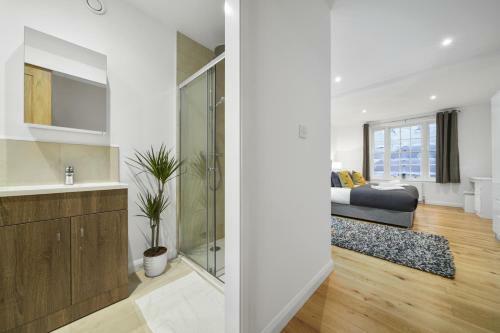 Villa Eton House - Luxury Accommodation, Free Parking, Central Location