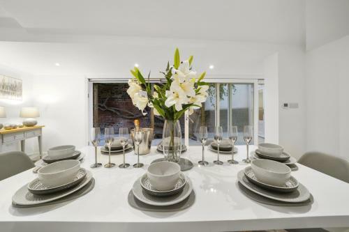 Villa Eton House - Luxury Accommodation, Free Parking, Central Location