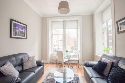 Bright 3 Bedroom Apartment In City Centre