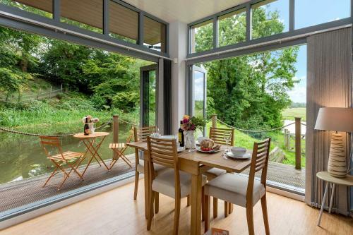 Secluded, New Forest Riverside Lodge