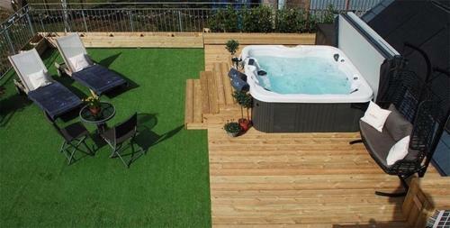 Stunning Duplex Home With Hot Tub And Ev Charger