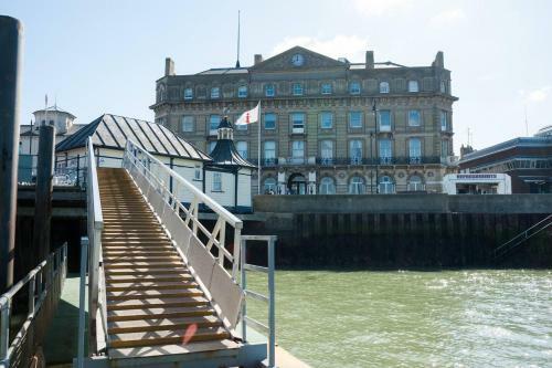 Admirals Harbour View 2-bed Apartment In Harwich
