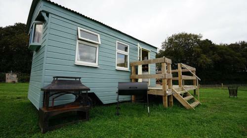 Showman's Hut Westcote