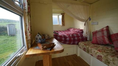 Showman's Hut Westcote