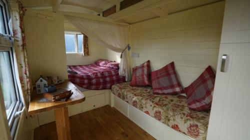 Showman's Hut Westcote